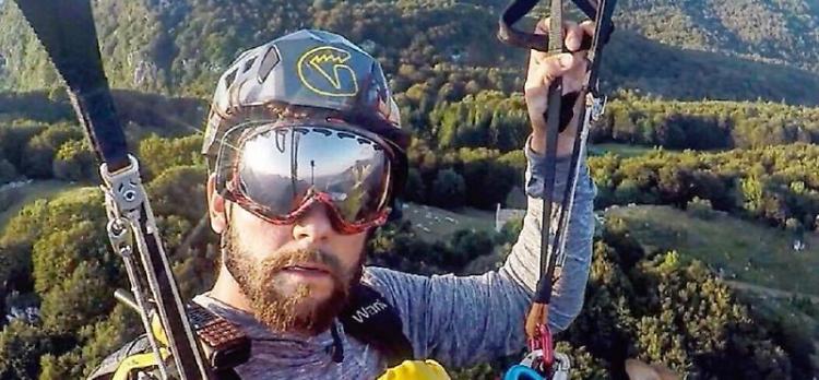 Il paracadute di Emanuele aperto a metà
