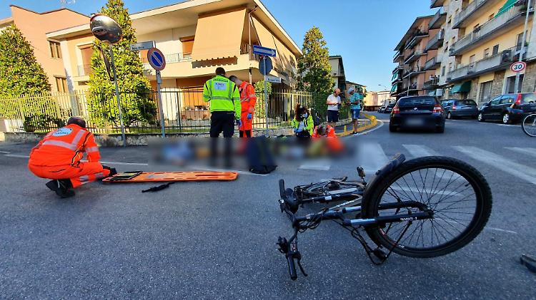 Auto investe bici con due persone 