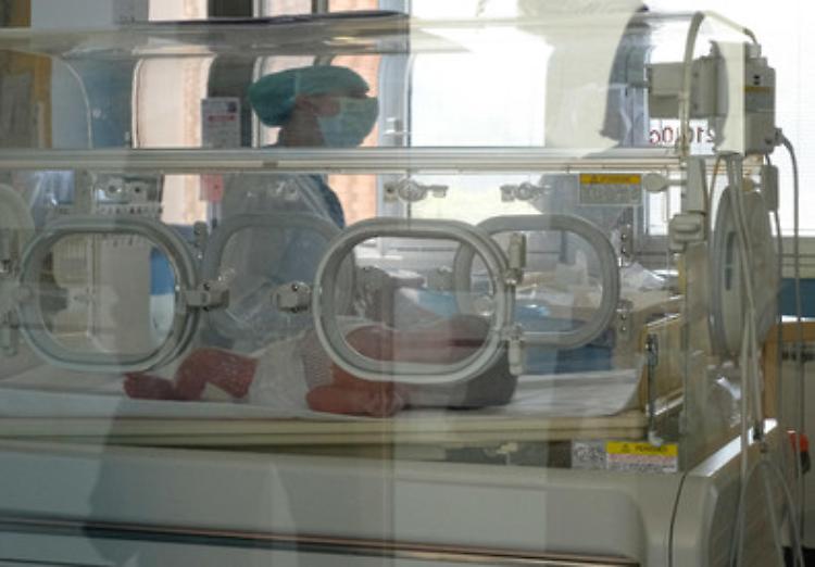 Neonato abbandonato in chiesa a Bari