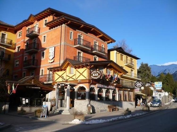 Anpi denuncia, simboli fascisti in albergo gestito da sindaco