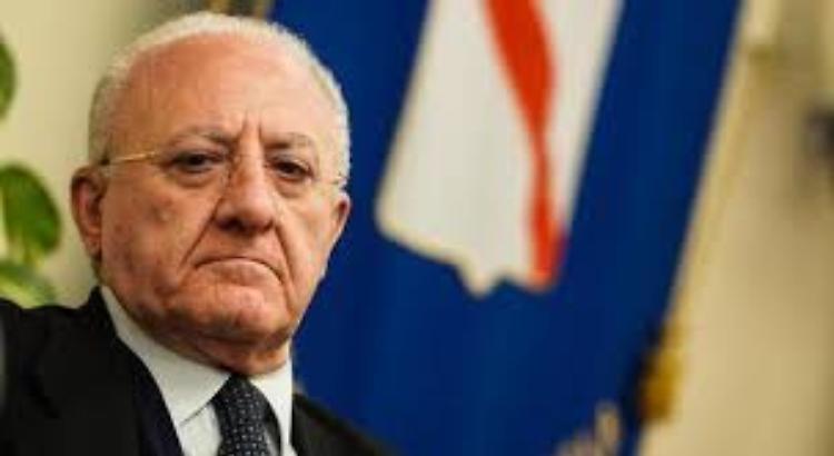 De Luca, mascherina all'aperto se aumentano i casi 