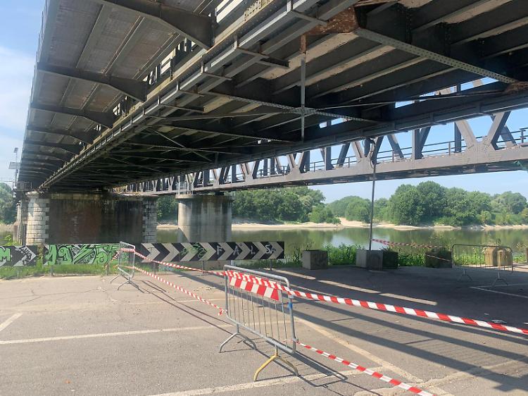 FOTO Crollo di calcinacci dal ponte sul Po 