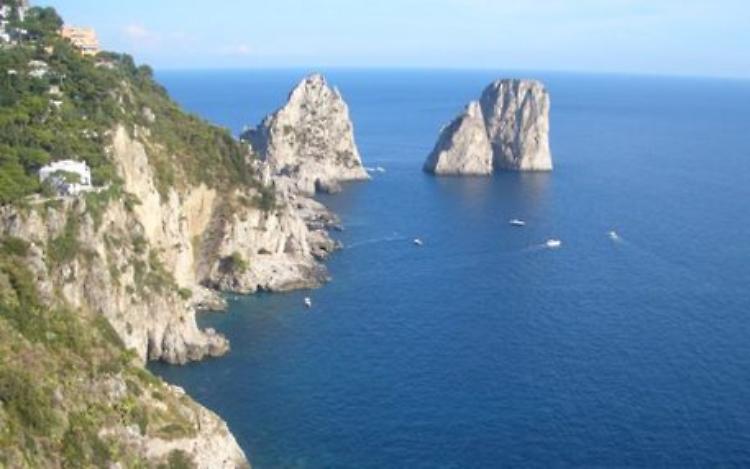 Coronavirus: positivi tre giovani romani in vacanza a Capri