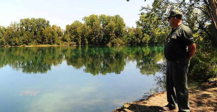 Falò in riva al laghetto dei Riflessi causa un incendio, spento dai vigili del fuoco