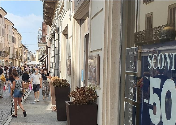 Il lockdown è un ricordo. A Crema tanta gente per lo shopping 