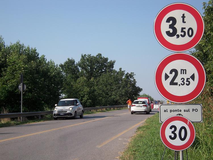 Ponte Verdi chiuso, primi disagi: auto in cerca di percorsi alternativi
