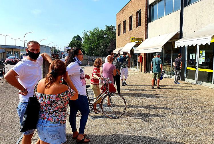 In coda sotto il sole. Proteste all&rsquo;ufficio postale
