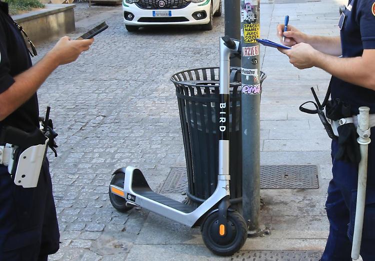 Monopattini, l'allarme lanciato dai vigili: anche un bimbo di 6 anni su un modello per adulti