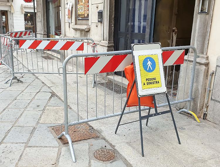 Corso Matteotti: colpito dai calcinacci, pedone ferito