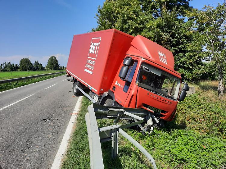 Corriere fuoristrada lungo la via Brescia