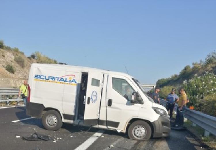Assalto ad un portavolori, bloccata A14 foggiana