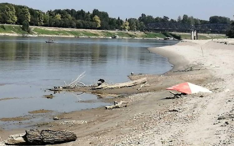 Il Po cala ancora, le rive come un deserto