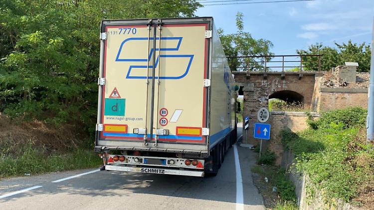 Si incastra col tir nel sottopassaggio, strada chiusa