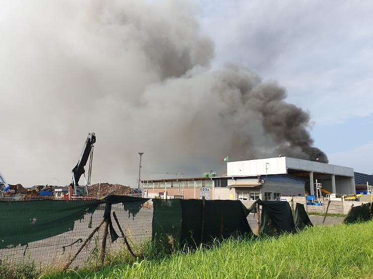 FOTO Incendio alle torri di raffreddamento dell'acciaieria Arvedi