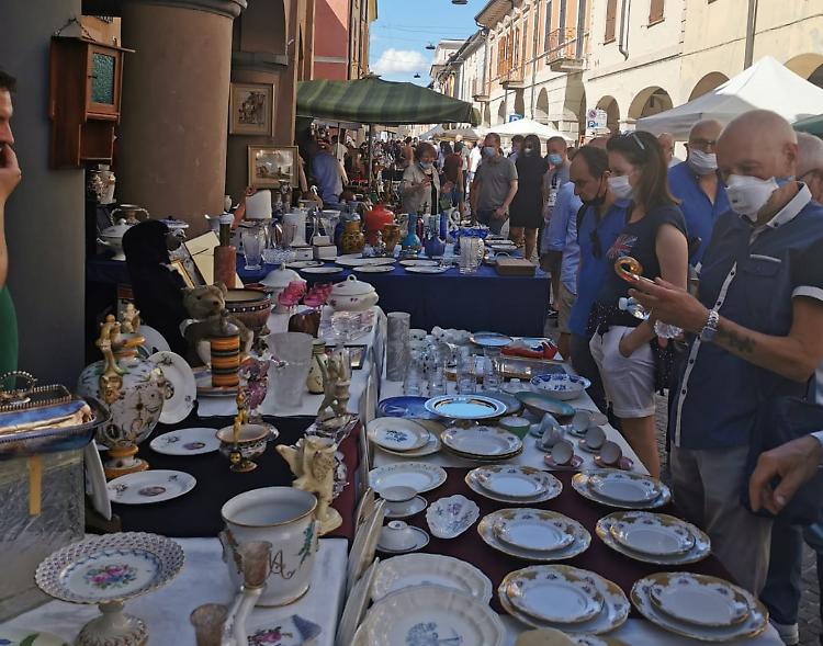 Doppio mercatino: sfida aperta alla crisi