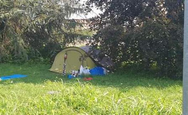Accampato nell'aiuto vicino al cimitero