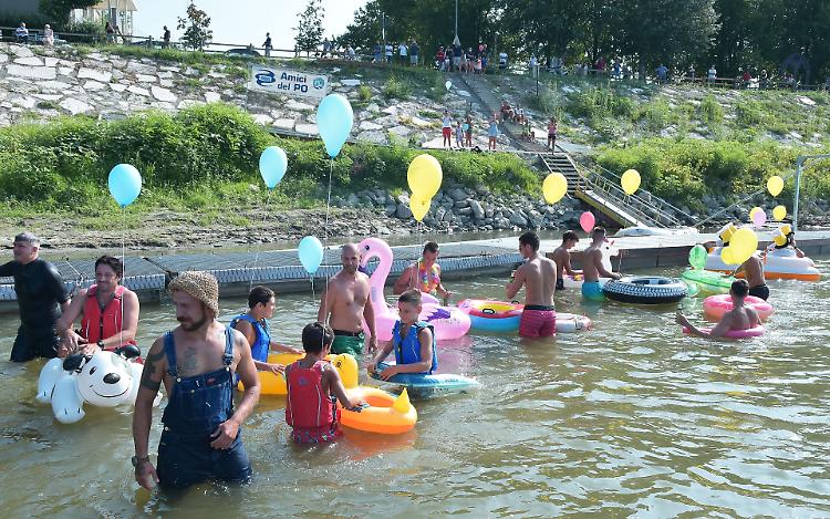 Tradizionale bagno di Ferragosto nel fiume Po