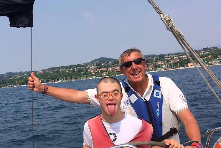 «Così insegniamo a navigare nel lago ai ragazzi speciali»