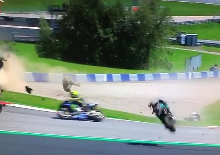 MotoGP Austria: dopo pauroso incidente, moto di Morbidelli e Zarco attraversano la pista e sfiorano Rossi e Vinales