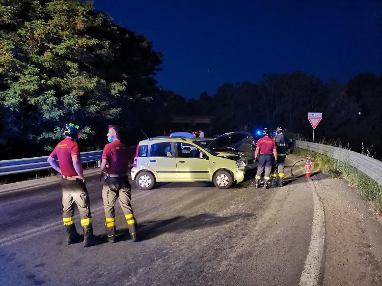 Frontale sulla rampa della tangenziale: ricoverati due bambini