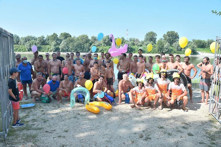FOTO Tradizionale bagno di Ferragosto nel fiume Po