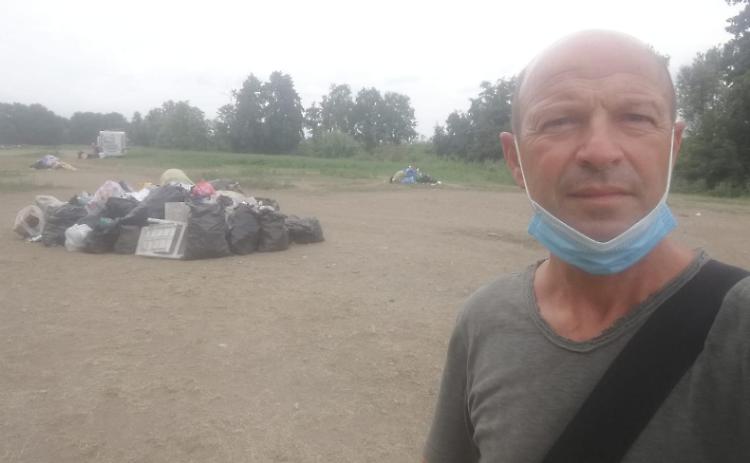 Una scia di rifiuti dopo il rave delle polemiche