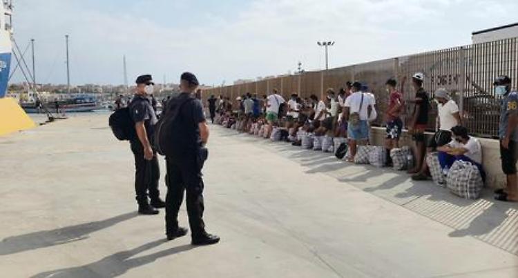 Migranti: Musumeci, via i profughi entro domani
