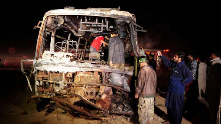 Pakistan, scontro bus-camion: 13 morti 