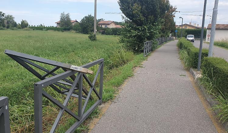 Vandali sulla pista ciclabile, divelte tre transenne