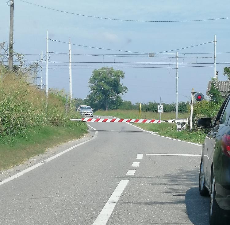 Sbarra alzata al passaggio livello, un nuovo episodio