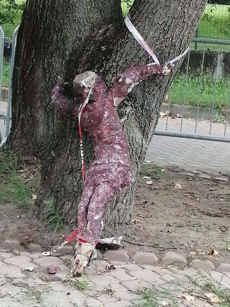 Presa a sassate e abbattuta la statua del Cristo del Po