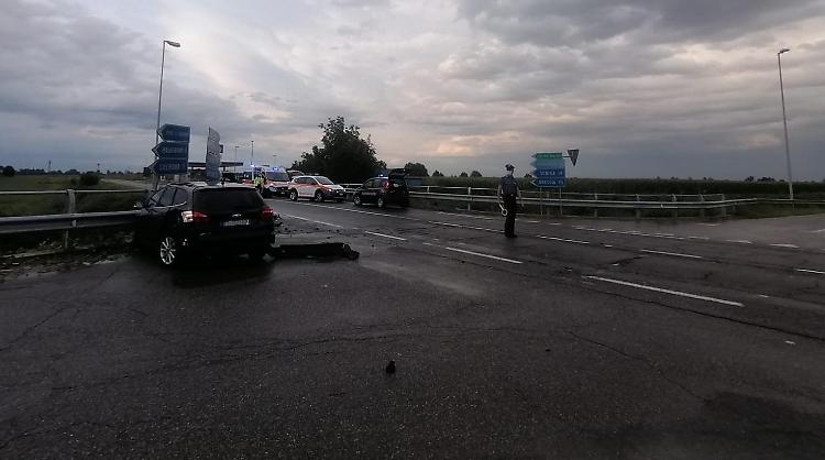 Schianto tra due auto all'incrocio: due famiglie coinvolte, nessun ferito grave