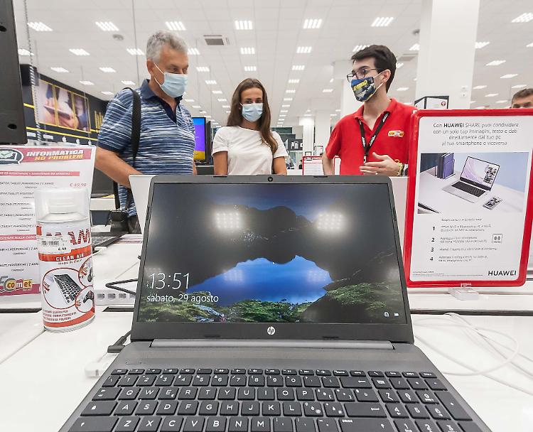 Lavoro da casa. Le vendite di Pc quadruplicate