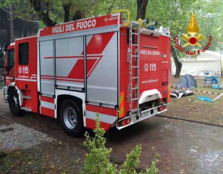 Maltempo, albero su tenda: muore bambina