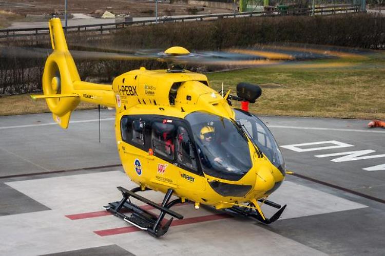 Auto si ribalta in un fosso asciutto: elisoccorso per un 28enne