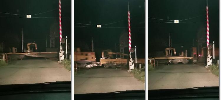 Passa il treno merci, ma le sbarre restano alzate