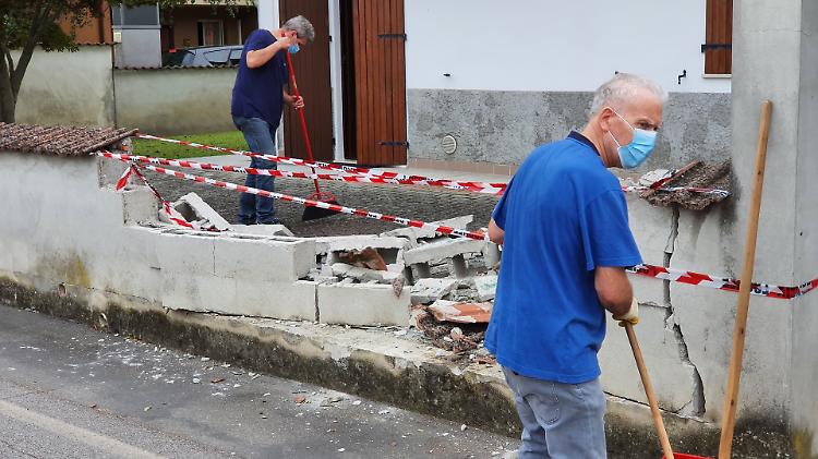Fa la retromarcia e abbatte un muro di recinzione