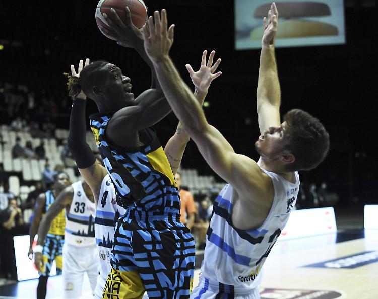 Fortitudo Bologna - Vanoli Cremona terzo tempo 73-67