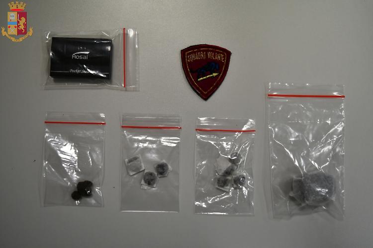Spaccio di droga, denunciati cinque giovani