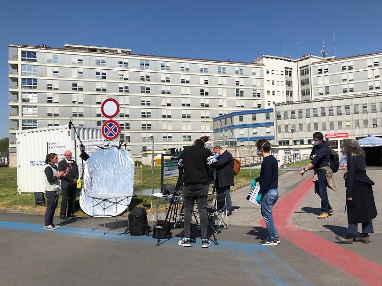 FOTO Le immagini del backstage di 'A viso aperto', il docufilm sul Coronavirus girato a Cremona e Crema