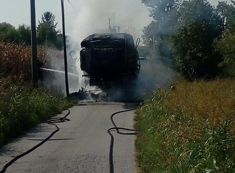 Mietitrebbia prende fuoco, salvo il conducente