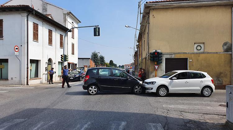 Frontale al semaforo di Vicobellignano