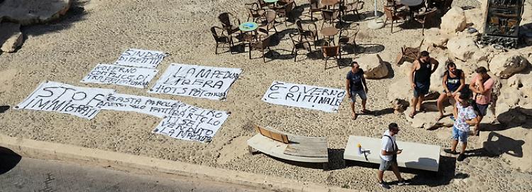 Migranti: blocco sbarco Lampedusa, denunciati 2 della Lega