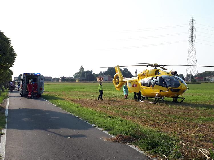 Cade dal balcone, 57enne in ospedale con  l'eliambulanza
