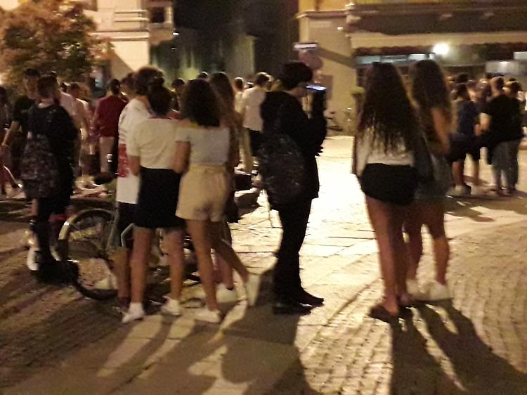 In molti senza mascherina, la notte in centro ridiventa un caso