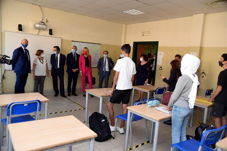 Scuola al via, il Governatore: ritorno verso normalità ma mancano insegnanti