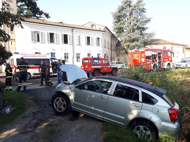 Auto contro camion, ferito un bimbo di due anni