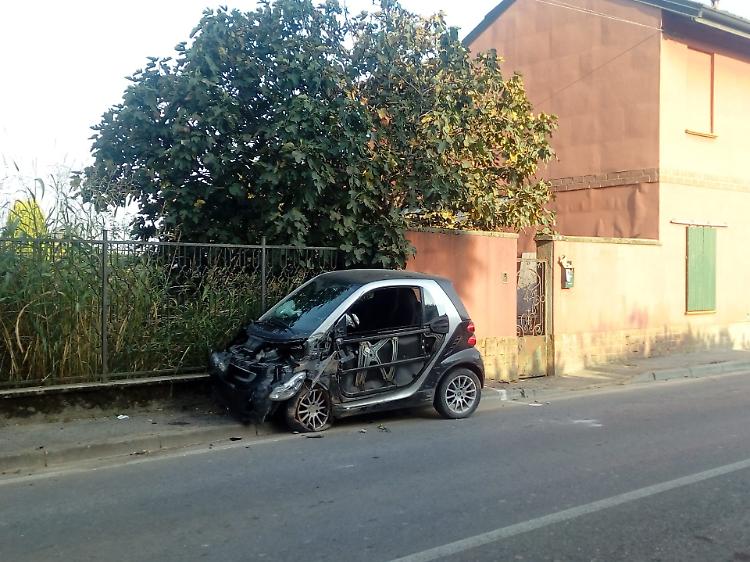 Auto contro una recinzione, 35enne rifiuta il ricovero con l'eliambulanza