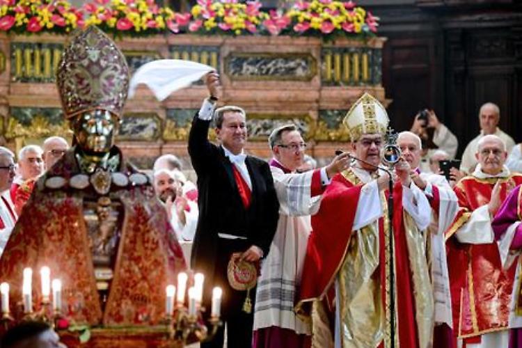 Napoli, si ripete prodigio liquefazione sangue San Gennaro