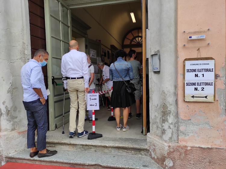 Referendum, alle 12 affluenza del 14%